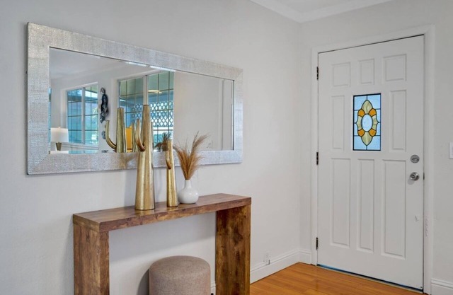 Tranquil 5-bedroom house with AC and Long Driveway in Redwood City