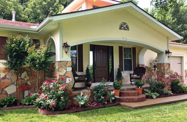 Tranquil Countryside Bungalow: A Blissful Retreat in Town Minutes From UofA!