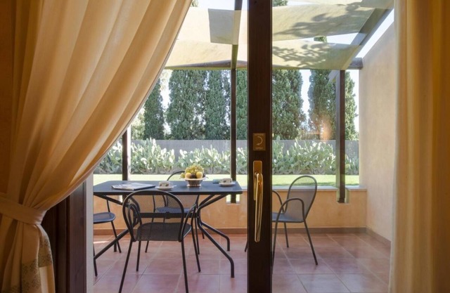 Tranquil Lantana Resort 2 Bedroom Apartments for 7 People