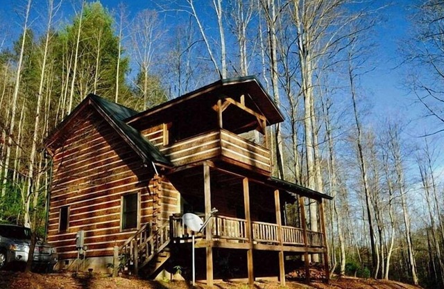 Tranquil Log Cabin in Private Mountain Setting with Hot Tub