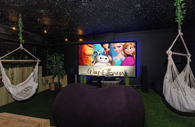 Tranquil Times: Theater, Heated pool, Outdoor BBQ 6 miles from Disney