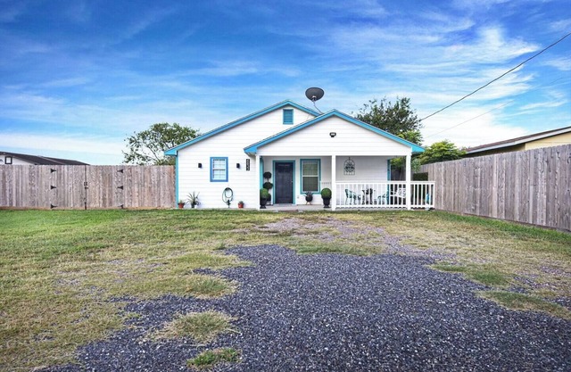Tranquility Cottage: Charming 2BR Corpus Christi retreat, central location