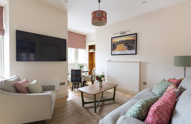 Tree House - sleeps 4 guests in 2 bedrooms