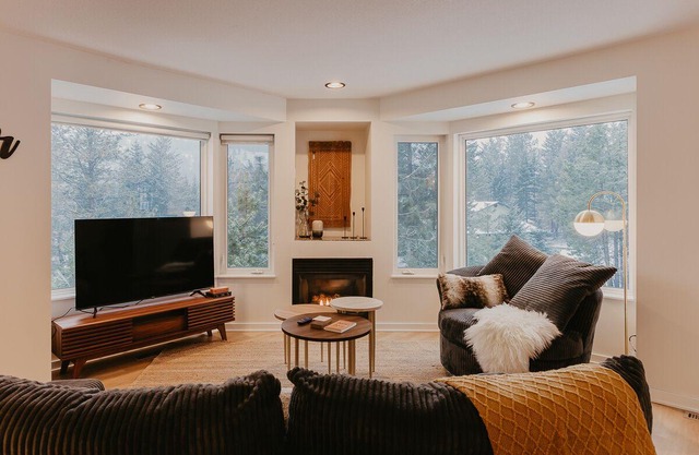 Tree House | West Kelowna | 4 Bed & 2 Bath | Furnished