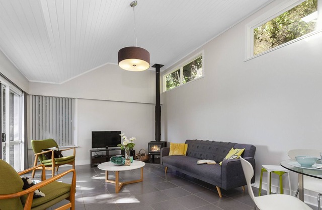 TREE TOP HIDEAWAY - SANDSPIT HOLIDAY HOME, with open fire in Sandspit