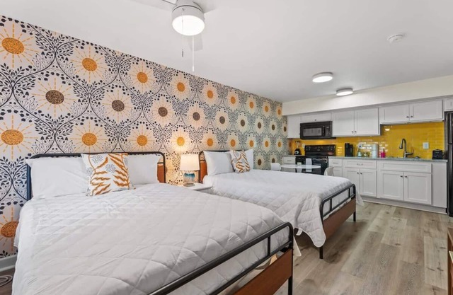 TreeHouse Lodge, Walk to Beach, Pet-Friendly 103