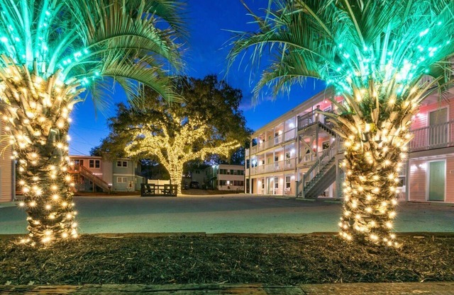 TreeHouse Lodge,Walk to Beach,Pet-Friendly 104