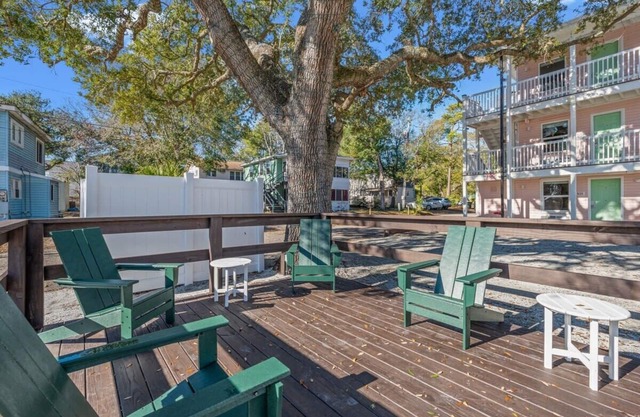 TreeHouse Lodge, Walk to Beach, Pet-Friendly 201