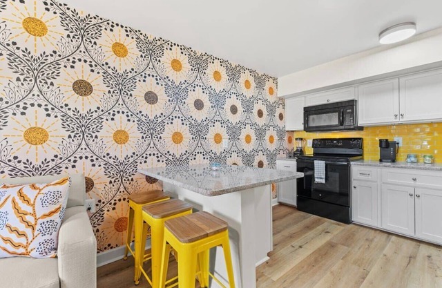 TreeHouse Lodge, Walk to Beach, Pet-Friendly 203