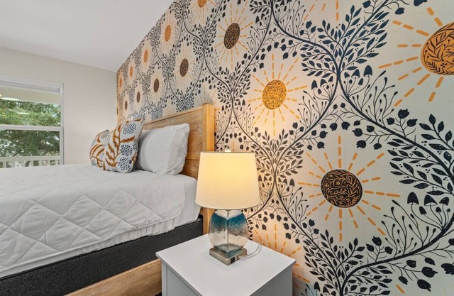 TreeHouse Lodge, Walk to Beach, Pet-Friendly 301