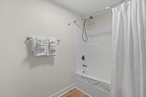 TreeHouse Lodge Walk to Beach Pet-Friendly 101