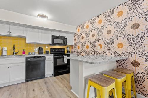 TreeHouse Lodge Walk to Beach Pet-Friendly 305