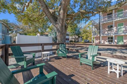 TreeHouse Lodge Walk to Beach Pet-Friendly 103