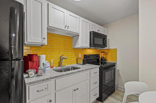 TreeHouse Lodge Walk to Beach Pet-Friendly 301