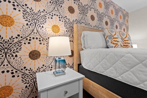 TreeHouse Lodge Walk to Beach Pet-Friendly 303