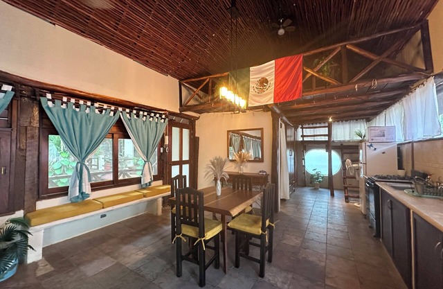 Treehouse Loft in Prime Location