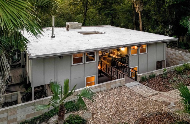 TreeTops Spacious Architectural Retreat