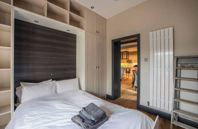 Trendy 3 bedroom duplex with garden off Brick Lane