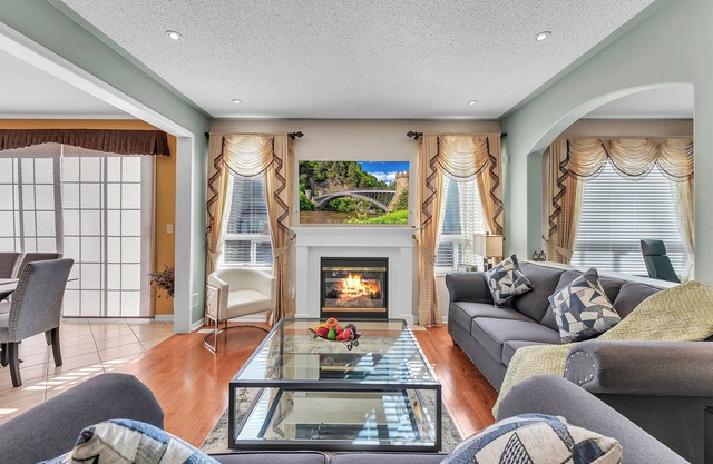 Trendy and Cozy - 4BR & 3.5WR - Spacious and Family Friendly Detached - Retreat