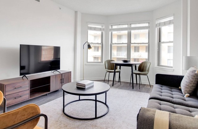 Trendy Logan Circle 1BR w/ Gym, W/D & Pool, walk to bars, by Blueground