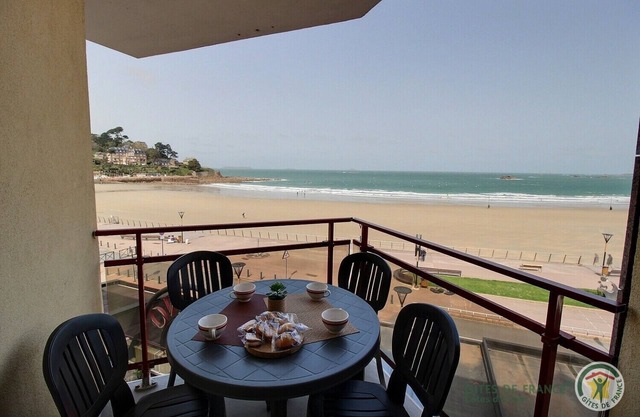 Trestraou Facing the sea