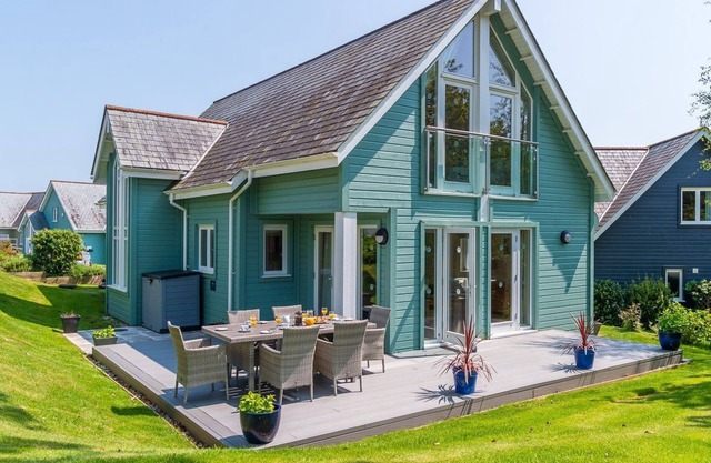 Trewhiddle Villa 8 - a trewhiddle that sleeps 6 guests in 3 bedrooms