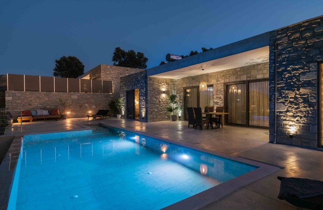 Triades Villas 1, dreamlike natural stone house with saltwater pool, quiet surroundings