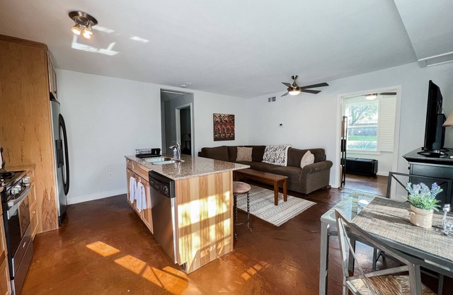 Triplex Unit 3 Miles From Downtown with office space