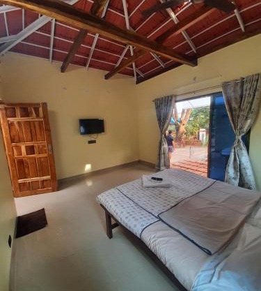 Triskelion - Bed and Breakfast, Family home stay by Joshi Brothers