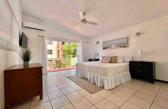 Tropical Casita Studio B w/King Bed StepsFromBeach