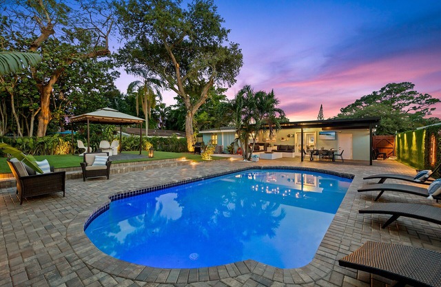Tropical Family Home w/heated pool - PARROT.life