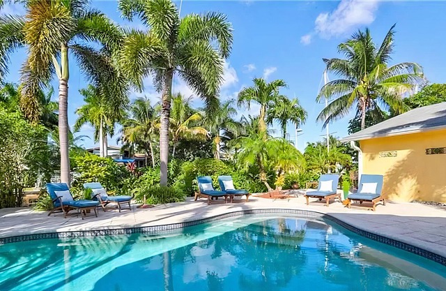 Tropical Gated 5 Bedroom 4 Bath House Pool / Guest House on Canal to New River