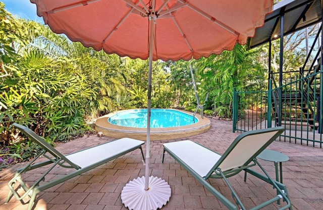 Tropical Luxe Treehouse Lush Poolside Living