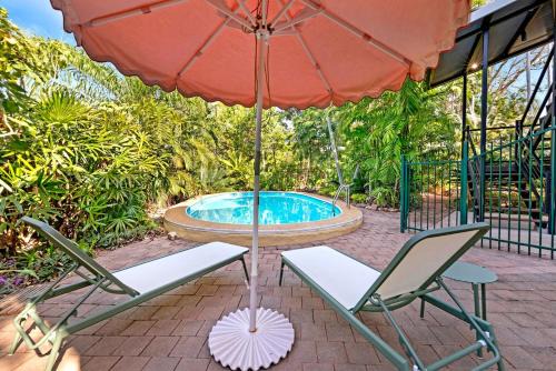 Tropical Luxe Treehouse - Lush Poolside Living