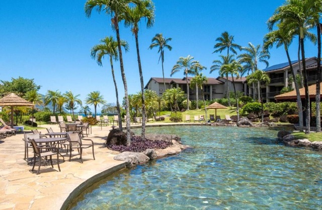Tropical Paradise Retreat in Princeville! Full Kitchen, Swimming Pool!