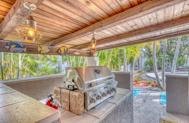 Tropical Retreat Near AMI & IMG | Outdoor Kitchen