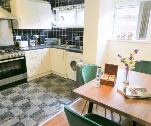 Tudors eSuites - 4 Bedroom City Centre House - #44M