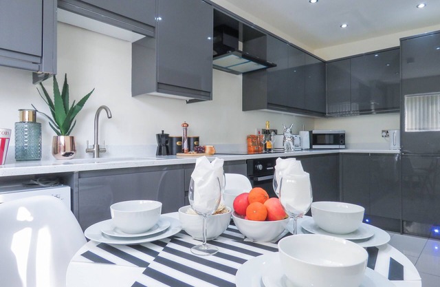 Tudors eSuites Birmingham Townhouse Private Garden Free Parking