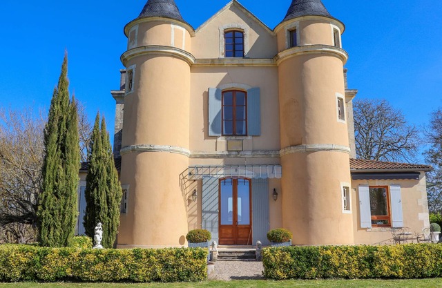 Turreted Petit Château with magnificent views between Bordeaux & Bergerac