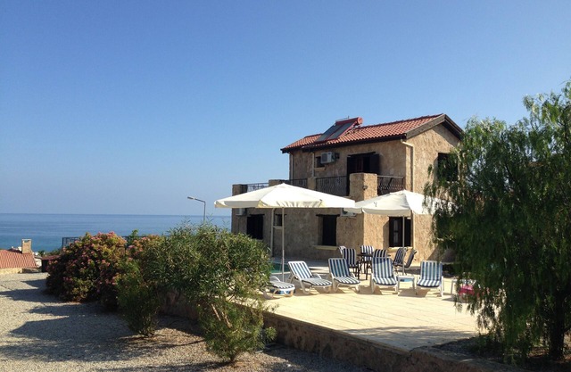 Turtle beach and restaurants a short walk - private pool - unlimited Wi-Fi
