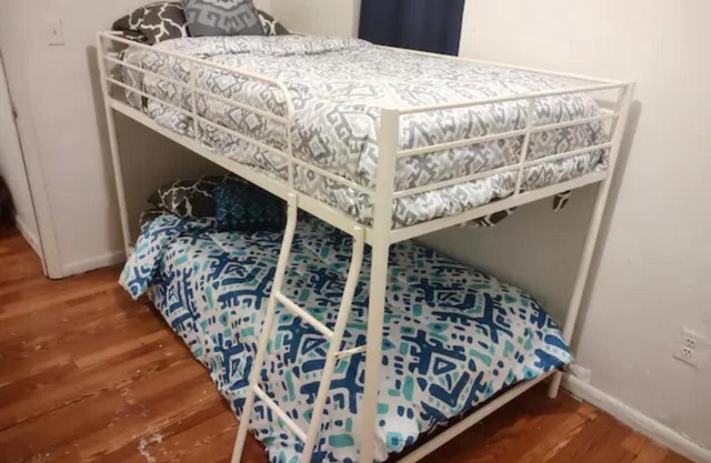 Twin Bunk-Style Bedroom close to downtown