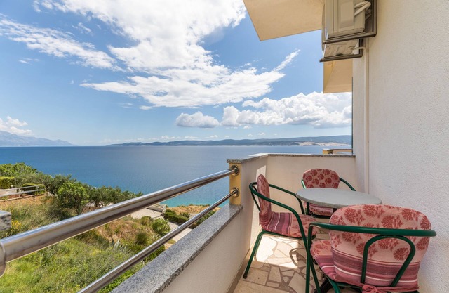 Two bedroom apartment with balcony and sea view Lokva Rogoznica, Omiš (A-23105-d)