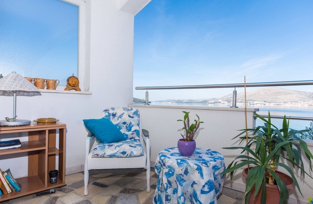 Two bedroom apartment near beach Okrug Gornji, Čiovo (A-459-a)