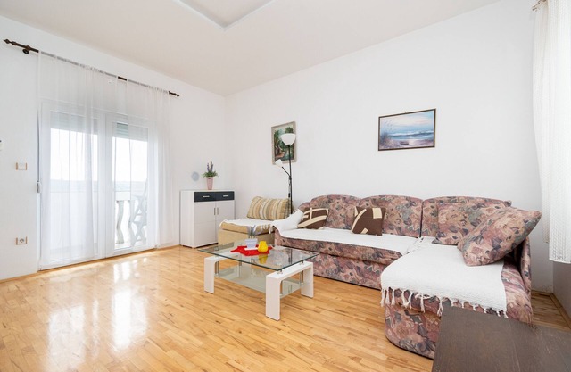 Two bedroom apartment with balcony and sea view Posedarje, Novigrad (A-21123-a)