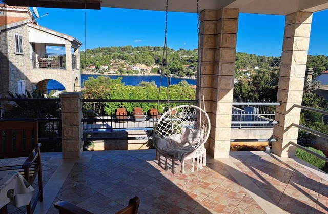 Two bedroom apartment with terrace and sea view Rogač, Šolta (A-21346-a)