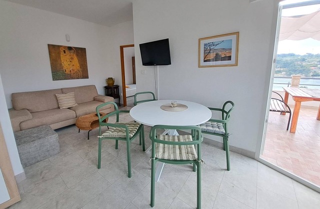 Two bedroom apartment with terrace and sea view Rogač, Šolta (A-21346-c)