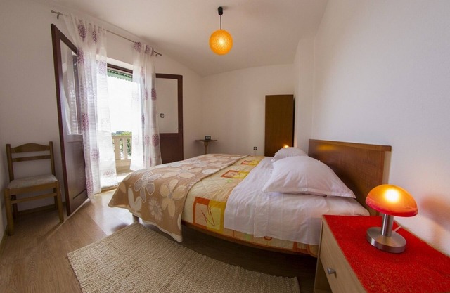 Two bedroom apartment with terrace and sea view Sumartin, Brač (A-2951-a)