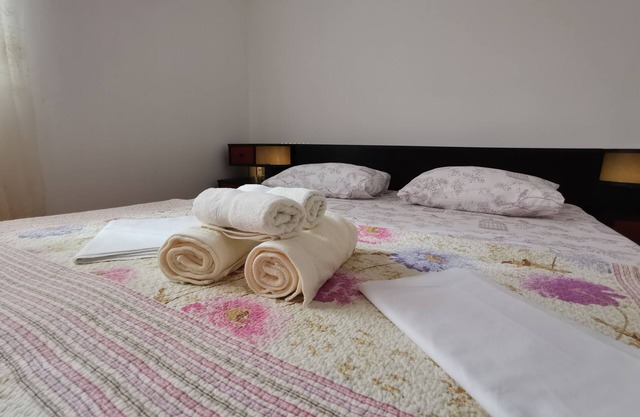 Two bedroom apartment near beach Vinišće, Trogir (A-4288-c)