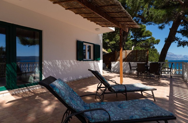 Two bedroom apartment near beach Mimice, Omiš (A-2736-f)