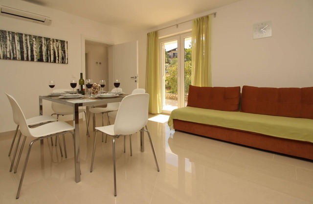 Two bedroom apartment near beach Šilo, Krk (A-18719-a)